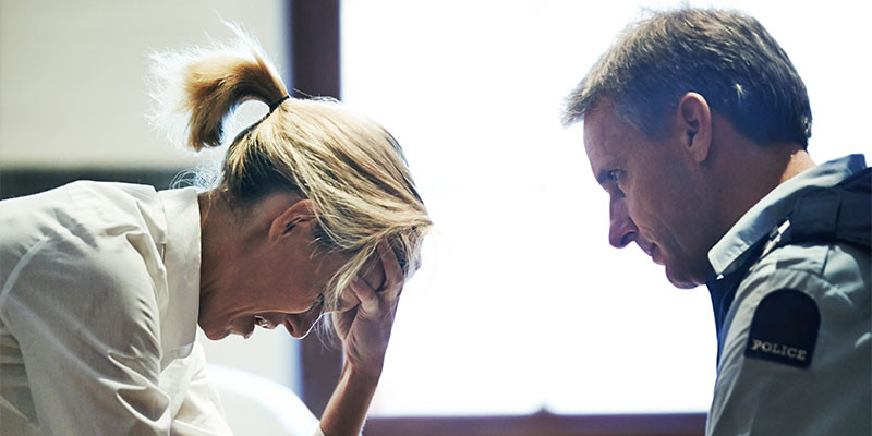 Une victime en pleure lors de son audition